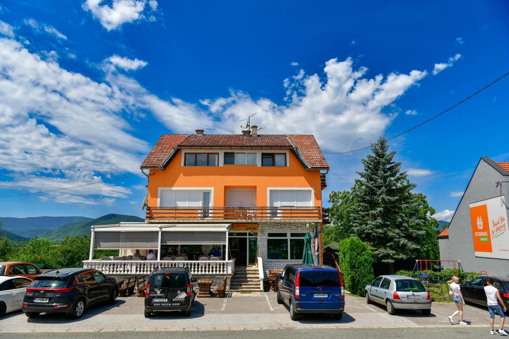 Accommodation "Old Town Dreznik" Rakovica Eksteriør billede